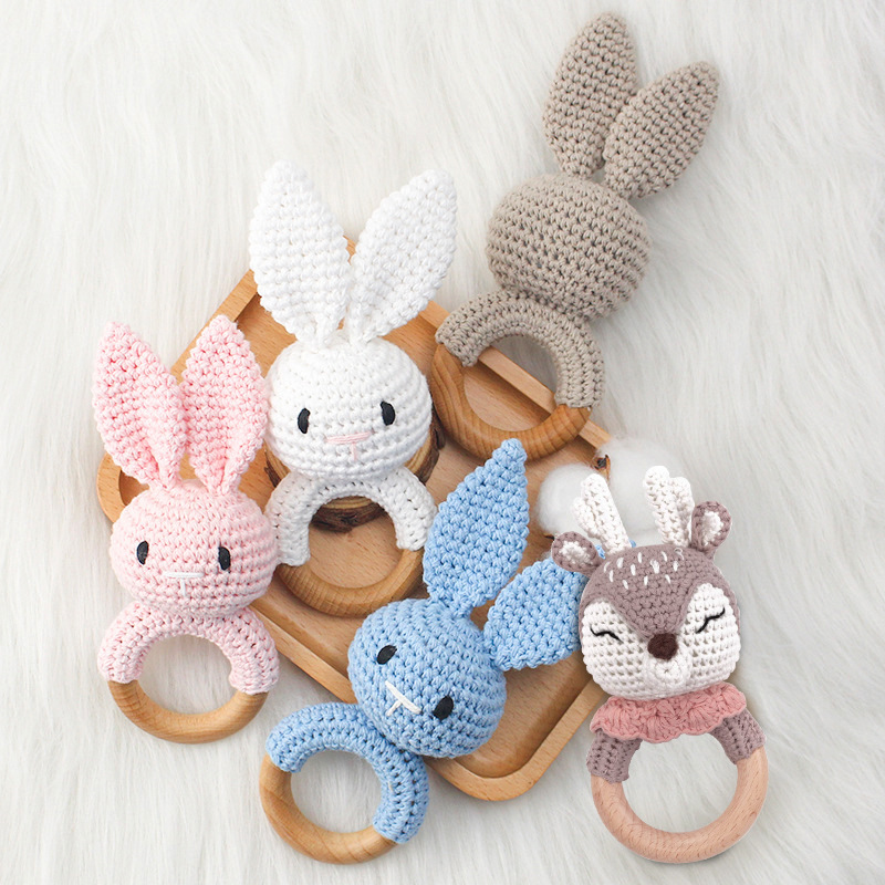 Annie & Charles® gehäkelte Baby Rassel: Hase