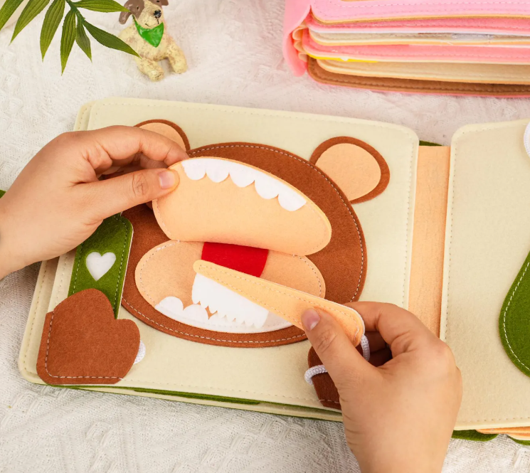 Montessori Quiet Book Peekaboo-Löwe