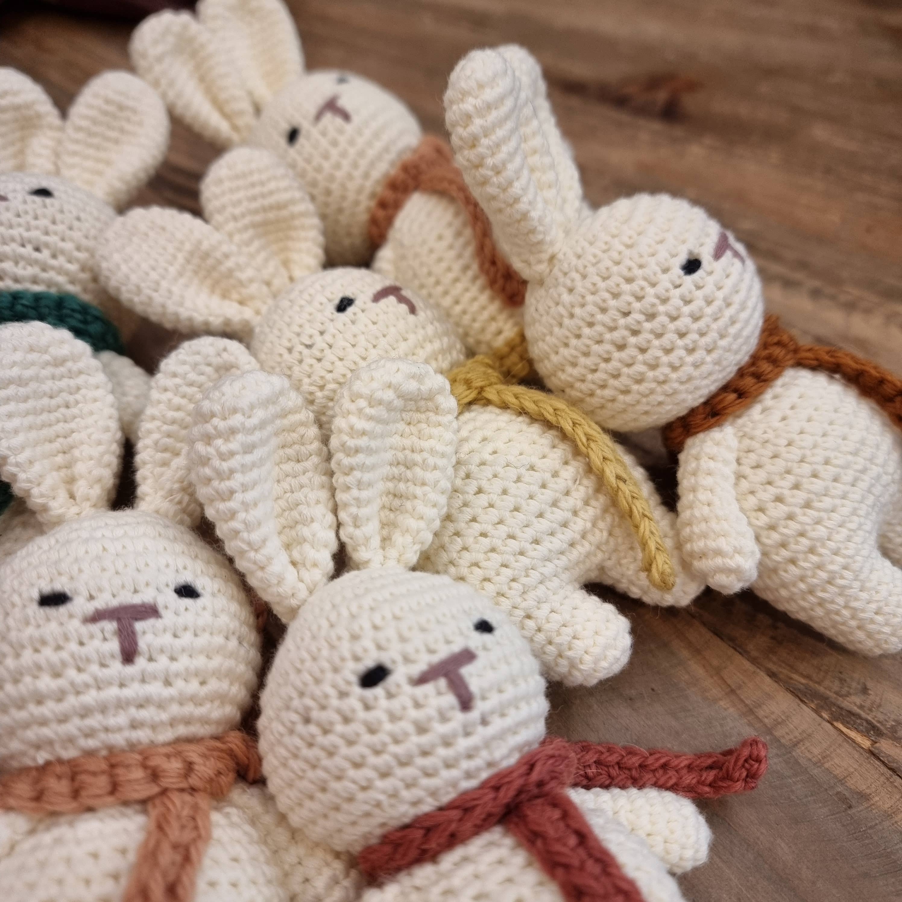 Handgefertigtes Bio-Baumwoll-Beißrasselspielzeug